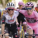 Simon Yates partage sa joie avec son frère Adam KEYSTONE/AP/Fabio Ferrari